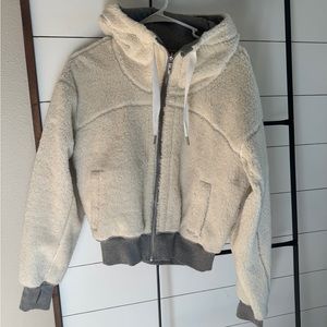 Lululemon Reversible Sherpa and Gray Crop Jacket in Size Medium new w/o tags